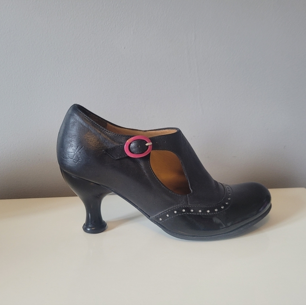 Fluevog Bellevue Ella Baker Brogued Heel With Cutout, GUC, Size 6 - Picture 7 of 11